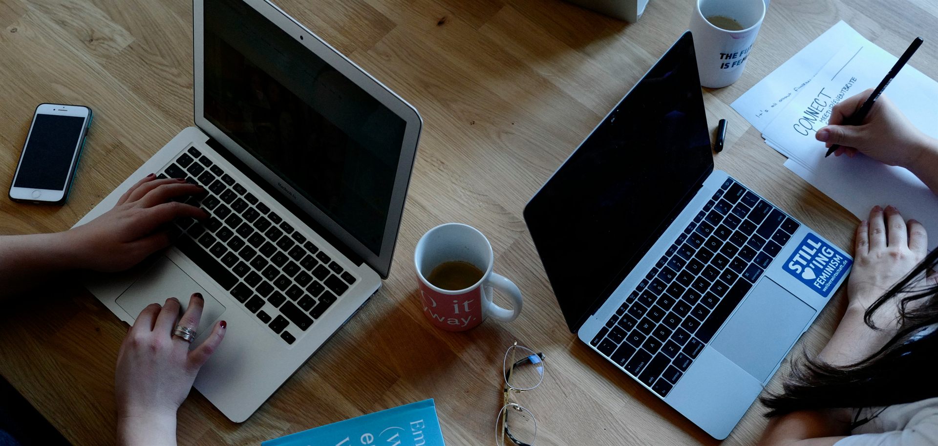 Webサイト制作の打ち合わせ風景